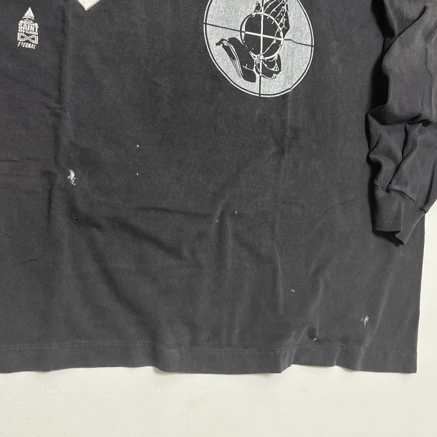 SAINT Mxxxxxx × FEAR OF GOD FG_LS TEE/SNT OF GOD/BLK FOG co-branded model SAINT OF GOD/ETERNAL prayer sight long sleeves, washed black S-XL, this season's major co-branded model, FOG manager JERRY personally carries the goods. The SAINT OF GOD series collaboration has gained quite a lot of buzz. Customized original co-branded SAINT OF GOD main label/washed label. Top-notch printing technology. Using silver sand and cracked pulp on the front and rear panels and heavy washing water to create a natural washed effect of printing, deep restoration